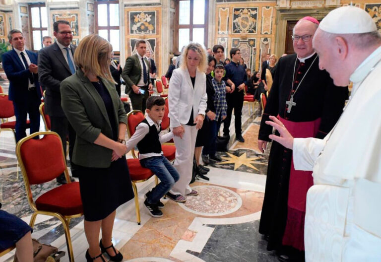 El papa Francisco en una audiencia con niños con autismo