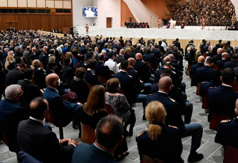 El papa Francisco, en una audiencia con policías