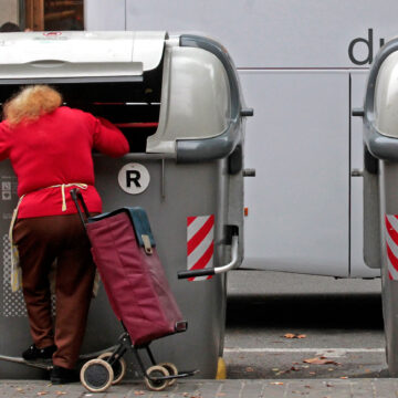 La dignidad dentro de un cubo de basura