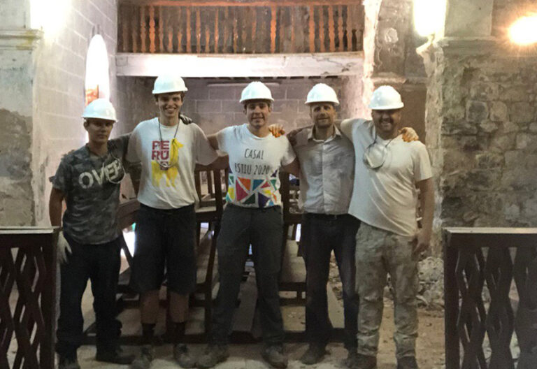 Xavier Novell, un obispo con pico y pala que reconstruye ermitas