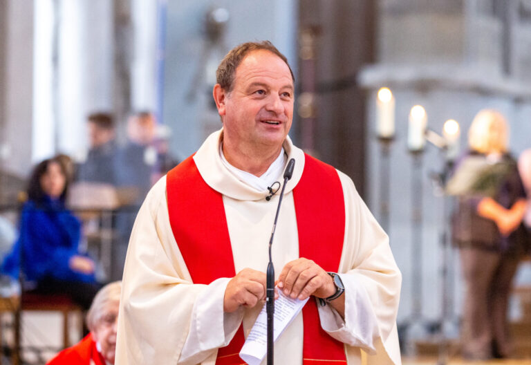 Rainer Maria Schießler, el cura alemán que bendice matrimonios gays