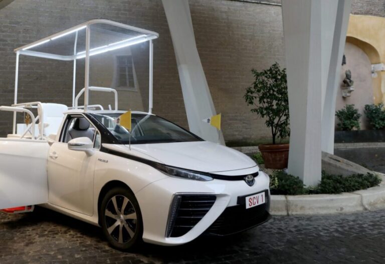 Los obispos japoneses regalan a Francisco un papamóvil Laudato si’