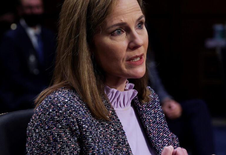 Puesta de largo de la jueza de Trump: afirma creer en la oración pero evita pronunciarse sobre el