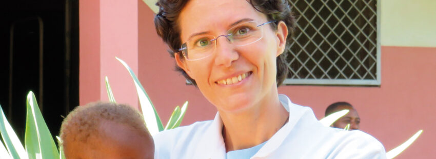 Donata Ferrari, la monja que cura a los pigmeos en el corazón de África sin médicos ni energía