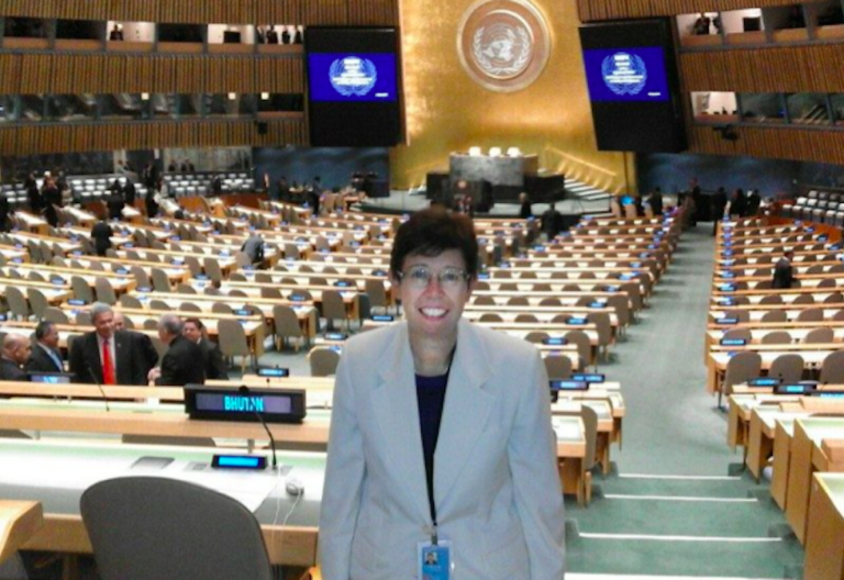 La mujer más poderosa del Vaticano, en la ONU: “La cultura comercial reduce a mujeres y niñas a