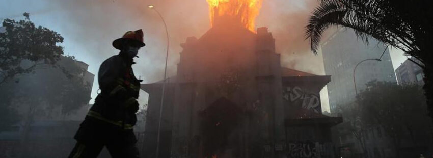El CELAM se solidariza con la Iglesia chilena tras los actos de violencia contra dos templos
