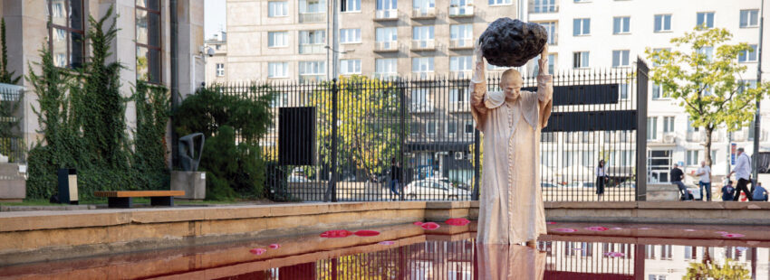 Escultura-instalación de Jerzy Kalina de Juan Pablo II