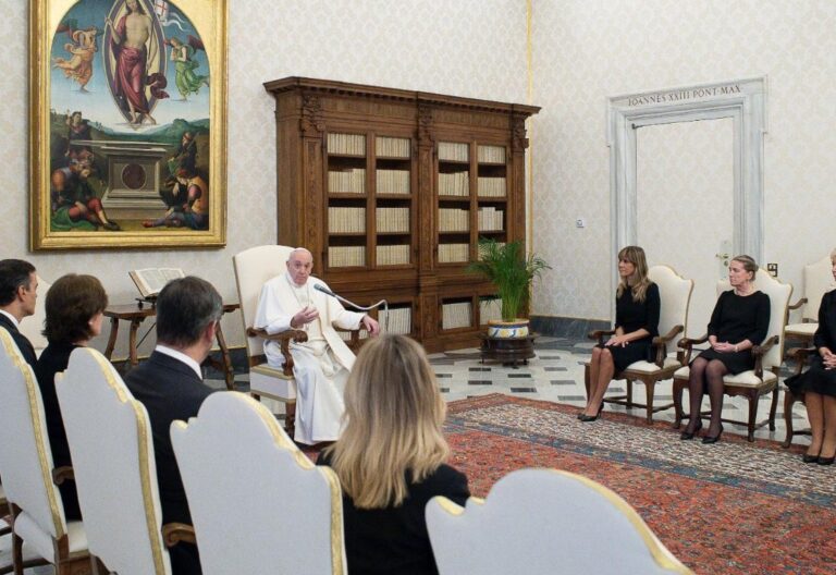 El papa Francisco improvisa un discurso ante Sánchez y le señala sus tres misiones como