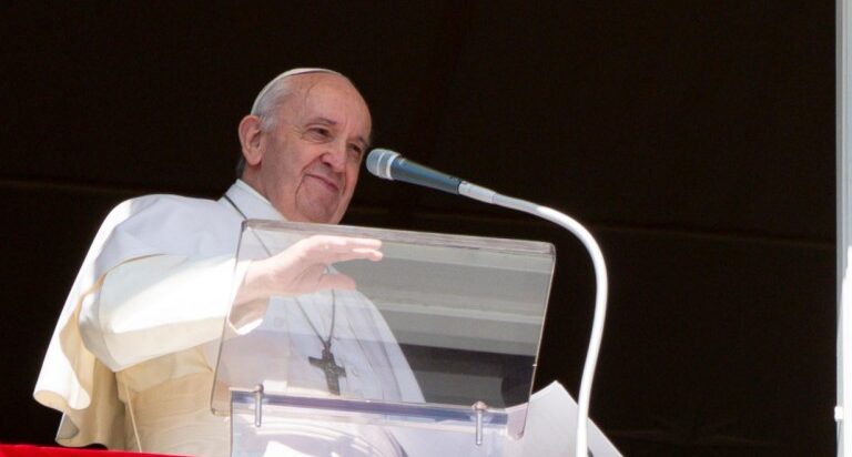 Francisco en el ángelus: Dios no guarda la ‘distancia de seguridad’, “toca nuestras vidas
