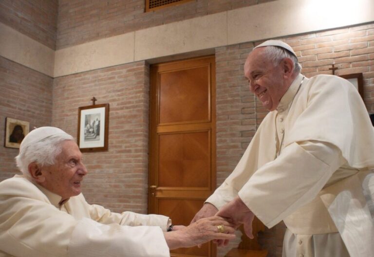 Francisco estrecha sus manos a Benedicto XVI tras el consistorio