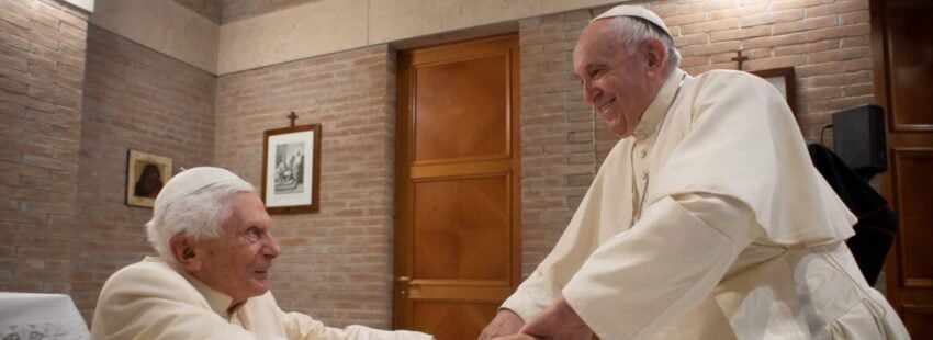 Francisco estrecha sus manos a Benedicto XVI tras el consistorio