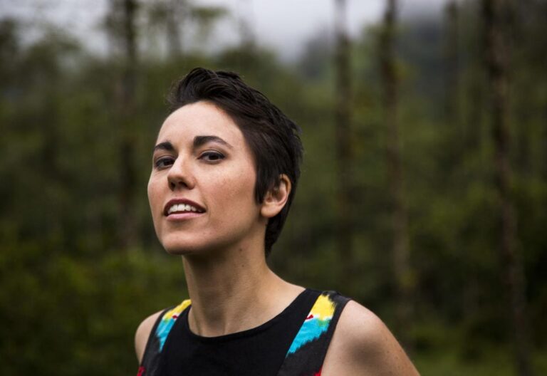 Gina Chávez: así es la católica ‘queer’ que opta a un Grammy Latino