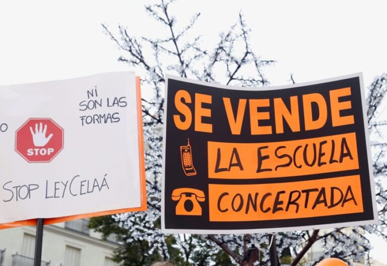 La escuela concertada se manifiesta a las puertas del Senado para exigir la paralización de la Ley