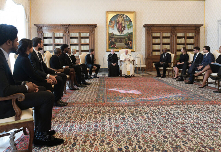 El papa Francisco se une a jugadores de la NBA para hacerle un mate al racismo