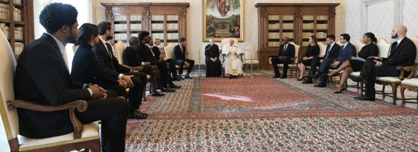 El papa Francisco se une a jugadores de la NBA para hacerle un mate al racismo