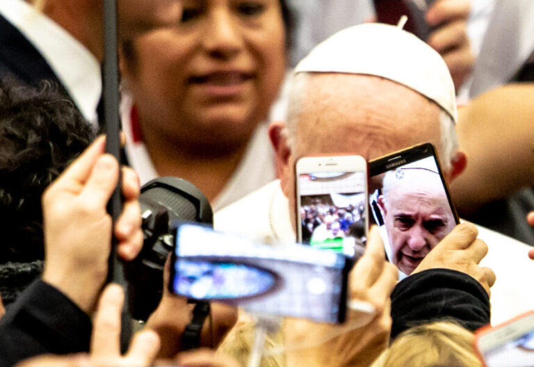 Francisco: “Tenemos que crear la (nueva) normalidad de la dignidad humana”