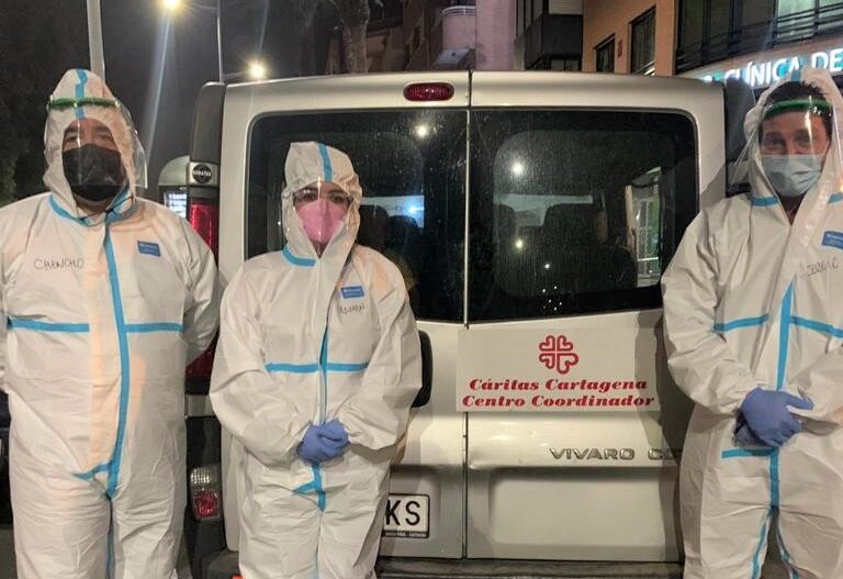 Cáritas Cartagena lleva chocolate caliente y conversación a las personas sin hogar para templar