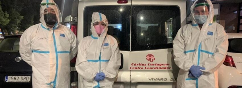 Cáritas Cartagena lleva chocolate caliente y conversación a las personas sin hogar para templar