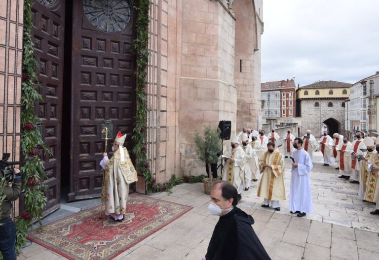 La catedral de Burgos comienza su Año Jubilar con la apertura de la Puerta Santa