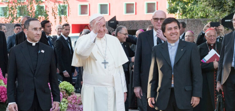 El papa Francisco saluda al Santuario del Padre Hurtado en Chile para dar “esperanza a los que