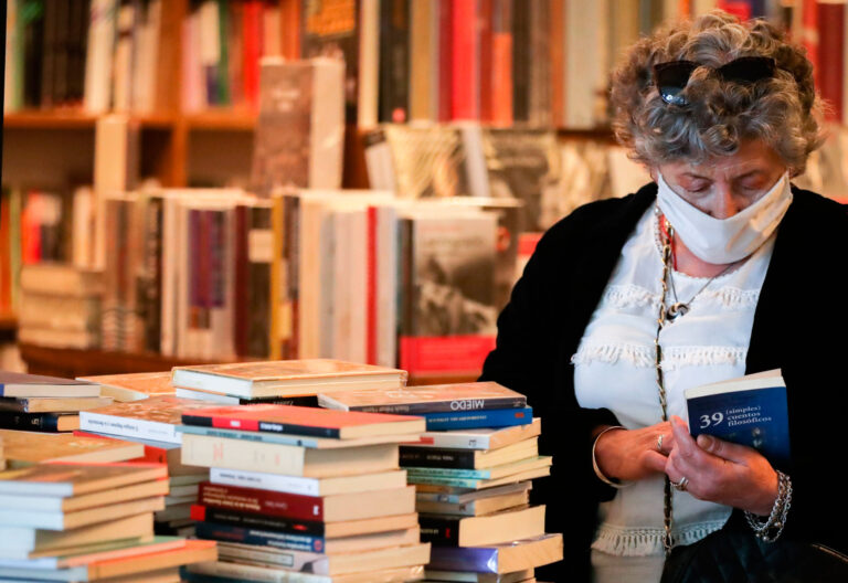 mujer revisando libros en una librería