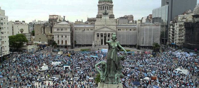 Argentina: los “celestes” en la calle para defender la vida