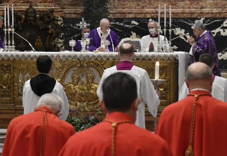 El Papa Francisco anima a huir de la “mediocridad y la indiferencia” en la misa con los nuevos
