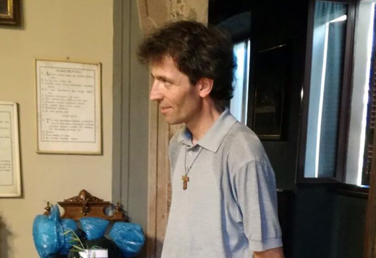 Roberto Malgesini, el cura de los últimos que el Papa ‘canonizó’ en la Jornada de los Pobres