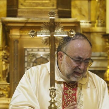 El arzobispo de Oviedo defiende a Argüello y carga contra los “indecentes de saunas y