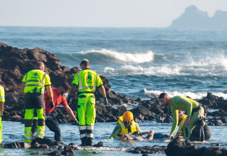 Rescate de cuerpos sin vida en Orzola (Lanzarote) patera migrantes