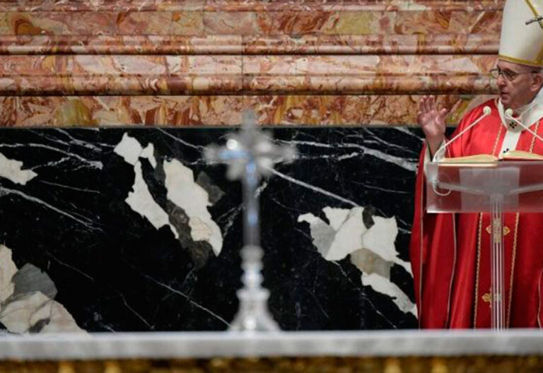 El papa Francisco en la misa por los cardenales y obispos difuntos en 2020