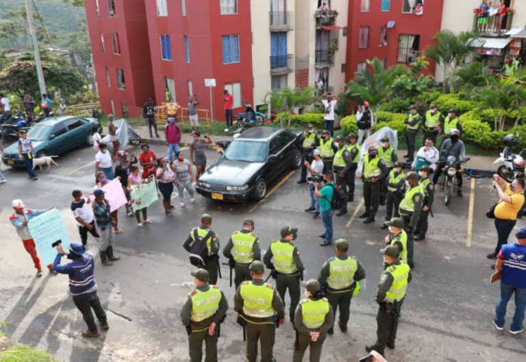 Familias “sin techo” toman pacíficamente la curia arquidiocesana de Cali en busca de entablar
