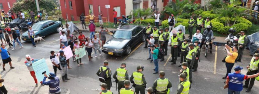 Familias “sin techo” toman pacíficamente la curia arquidiocesana de Cali en busca de entablar