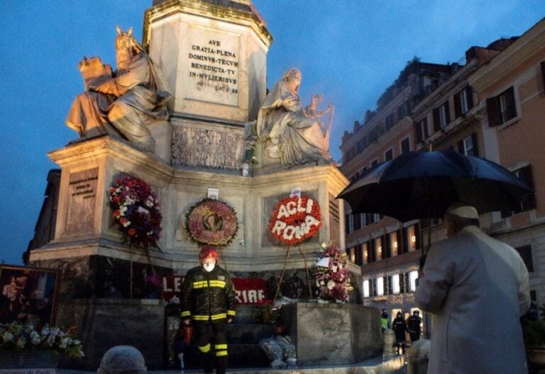 La sorpresa de Francisco a la Inmaculada: escapada matutina para rezar en la Plaza de España
