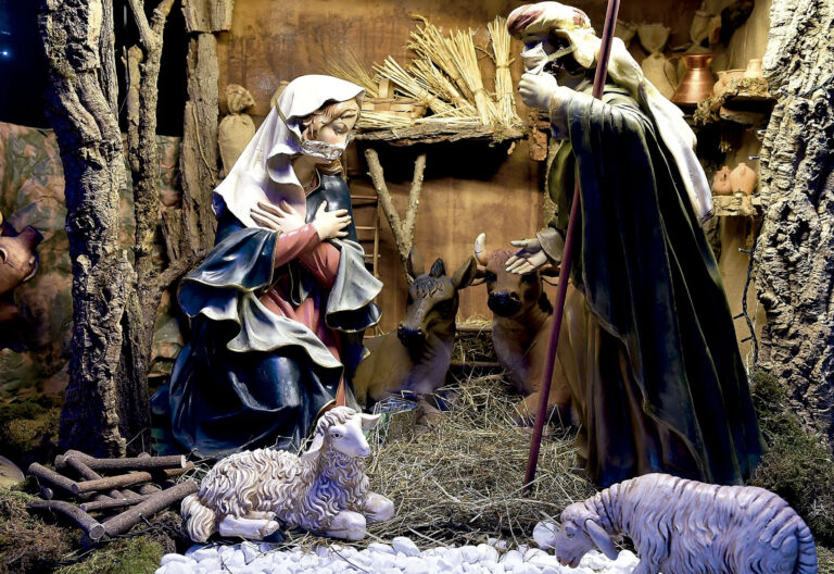 Escenas del nacimiento instalado en la catedral de Turín para la Navidad de 2020