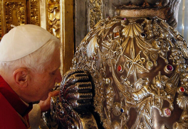El peregrino Benedicto XVI, recordado en la clausura del Año Santo Compostelano