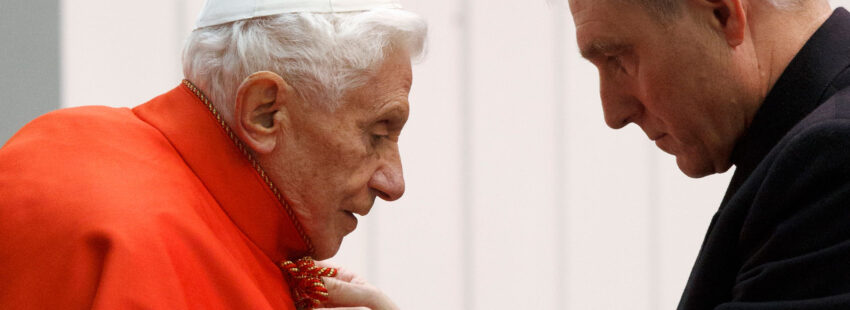 El secretario de Benedicto XVI: “Ratzinger me pidió que destruyera sus documentos privados”
