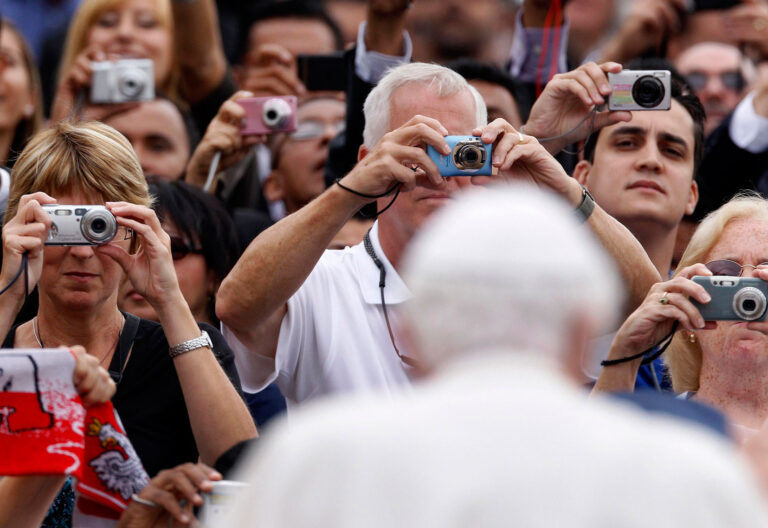 La última audiencia general de Benedicto XVI: “No abandono la cruz”