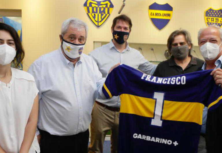 El Boca Juniors intenta ‘fichar’ al papa Francisco pese a que es del San Lorenzo de Almagro
