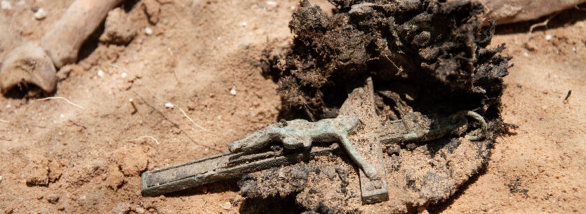 Sobre tanta muerte y odio, el crucifijo del perdón del padre Revilla