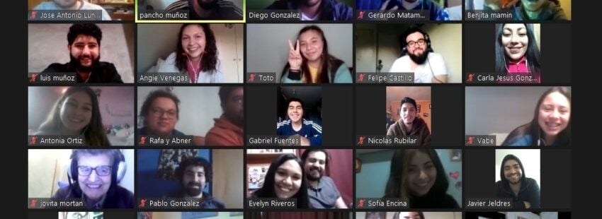 Misionera Jovita con jóvenes