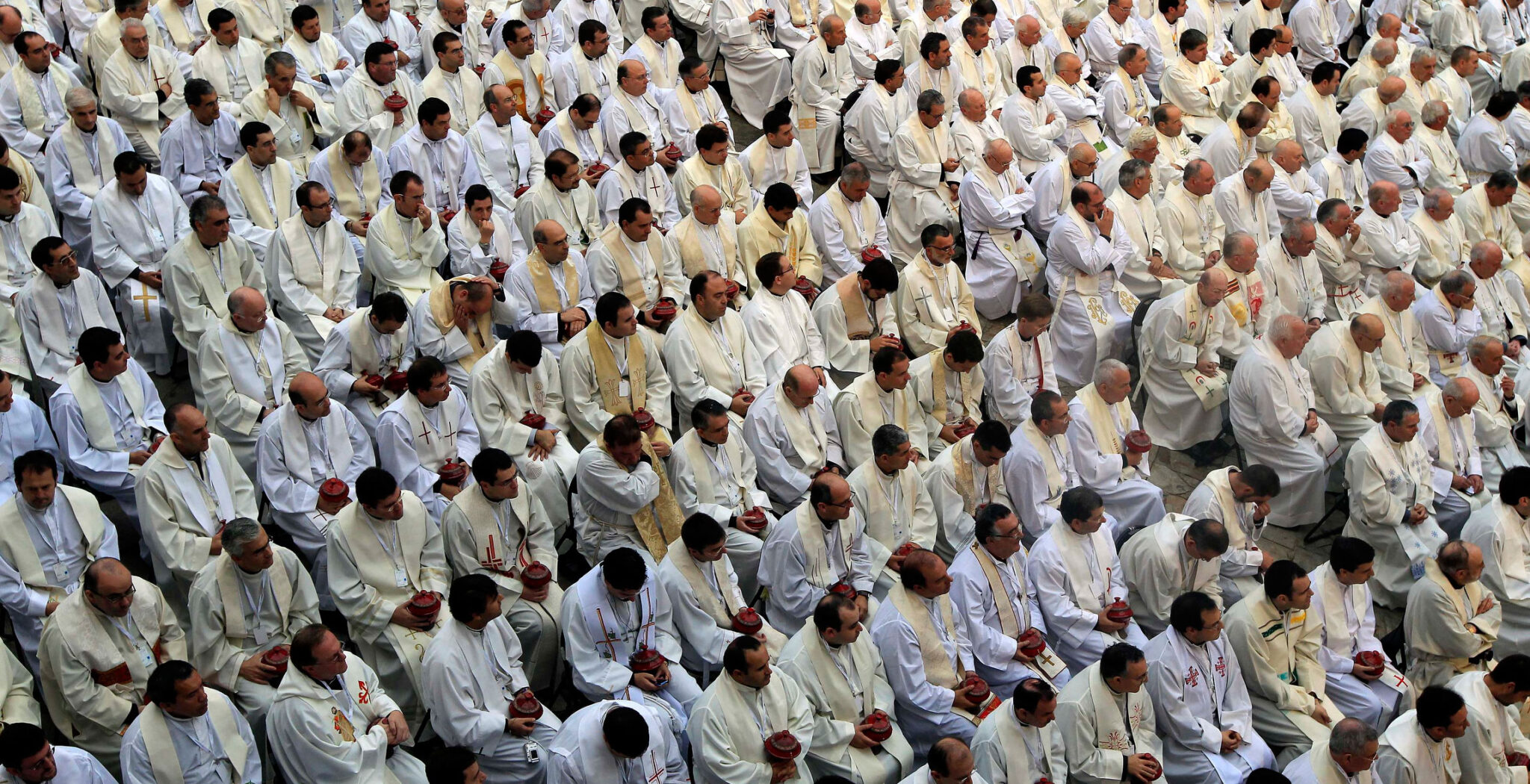 Multitud de sacerdotes en una celebración en el Vaticano
