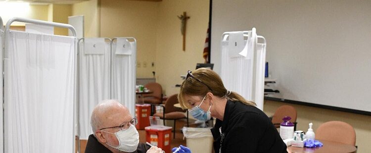 El cardenal O’Malley, al vacunarse: “Es una acción importante de cuidado a los demás”