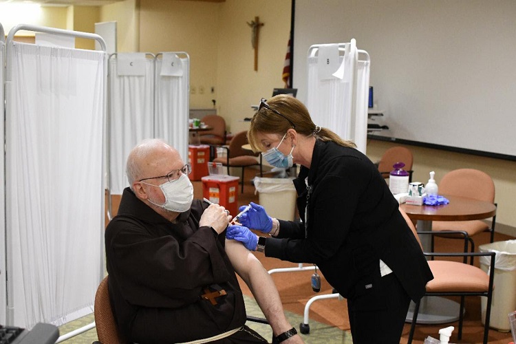 El cardenal O’Malley, al vacunarse: “Es una acción importante de cuidado a los demás”
