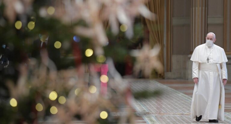 Una ciática impide al papa Francisco presidir las celebraciones de final e inicio del año