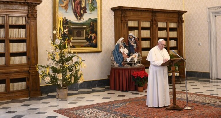 Francisco invita en el ángelus de la Sagrada Familia “a redescubrir el valor educativo del