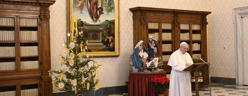 Francisco invita en el ángelus de la Sagrada Familia “a redescubrir el valor educativo del