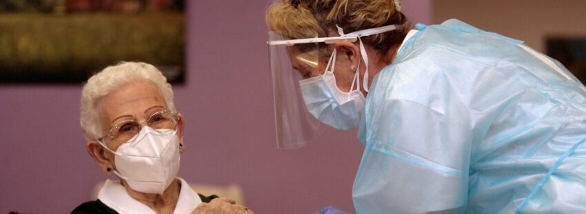 … Y la primera vacunada contra el Covid en España se santiguó