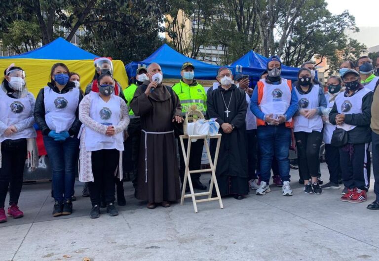 El arzobispo de Bogotá celebra la Navidad en compañía de habitantes de calle