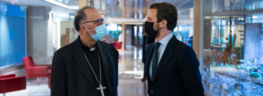 El cardenal Juan José Omella y Pablo Casado